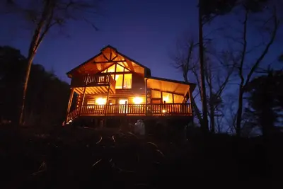 Image de Paws & Détendez-vous, 2 grandes suites Master réparties sur plusieurs étages, salle de jeux et salle de cinéma!