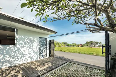 Image de 3 Bdr Villa à Berawa, Canggu Très bien situé, près de la gare de Canggu et des Finlandais