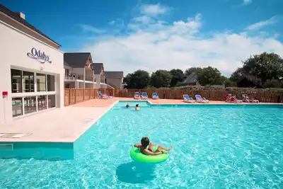 Image de Piscine Extérieure Chauffée | Appart Cosy proche des plages