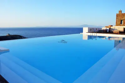 Image de Villa en pierre, près de la mer avec une grande piscine et une vue sur la mer.