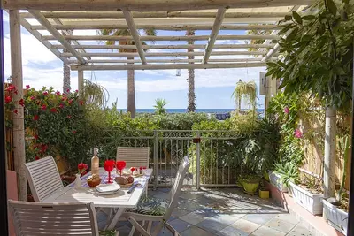Image de PREMIÈRE Ligne Sea Edge Rez De Chaussee Vivre Et RÉSIDENCE De Charme Patio MEUBLÉE