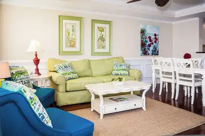 Image de magnifique condo avec piscine, 3 minutes à pied de l'océan sur la plage sud très bien situé