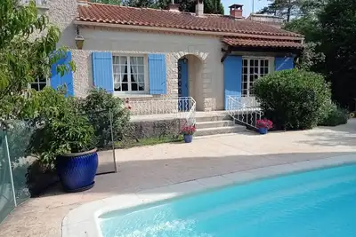 Image de Maison climatisé avec piscine d'eau salée dans un écrin de verdure
