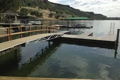 Image de Favorables à la famille du Sud Tulloch Lake Waterfront Accueil w / Embarcadère