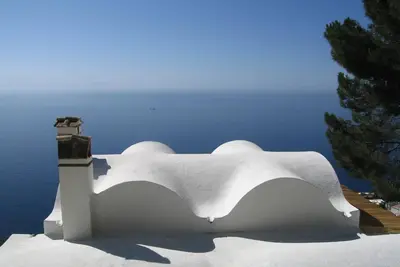 Image de Cette villa mauresque perchée au-dessus du golfe avec une vue imprenable sur la mer