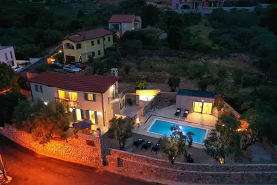 Villa avec piscine et vue mer