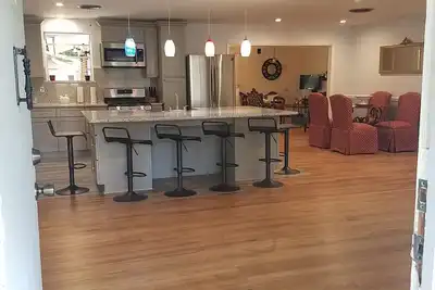 Image de Maison rénovée entièrement meublée à louer, côté sud Augusta près de l'autoroute 520