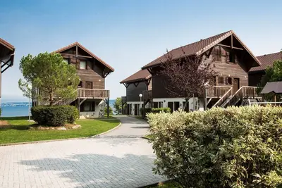 Image de Appartement Douillet + Vue sur Lac | Piscine couverte + Sauna