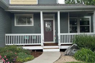 Image de 2 étages, 3 chambres, 2. 5 salles de bain, patio, cour, cheminée