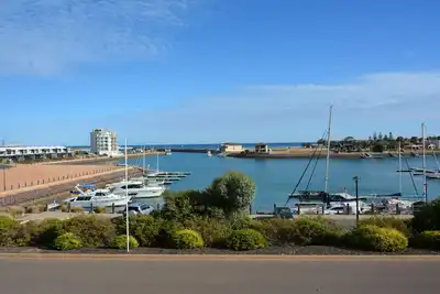 Image de Nouvelle maison de 4 chambres, 10 personnes située dans la marina avec une vue imprenable