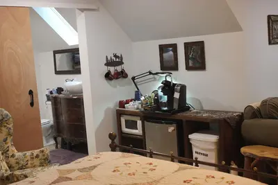 Image de Retraite boisée! Un studio de niveau supérieur avec entrée privée, piscine et bain à remous.