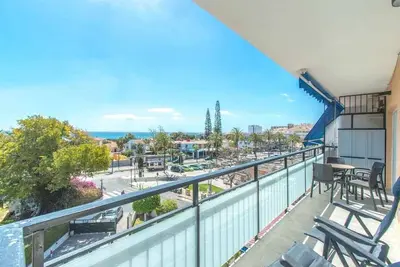 Image de Nouvel appartement avec vue sur la mer et à distance de marche de tout! !