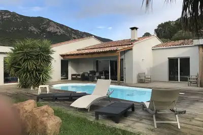 Image de villa aux portes  d'Ajaccio avec piscine chauffée au coeur de la nature