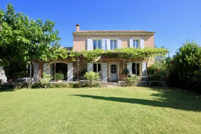 Image de Belle ferme traditionnelle avec superbe piscine, jardin et vues
