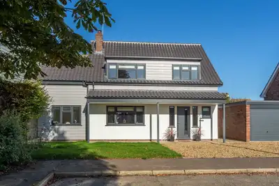 Image de Entièrement rénovée en 2018, cette maison individuelle des années 1970 a été rénov��e.