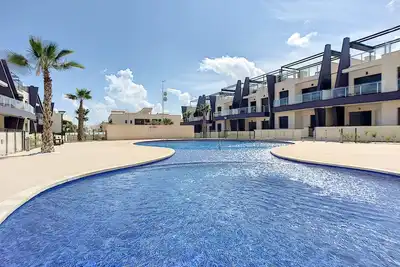 Image de rez-de-chaussée moderne, wifi, patio, 2 piscines