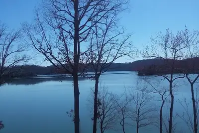 Image de Super SPÉCIAUX SPÉCIAUX. . . Appel. . . Condo au bord du lac w / slip couvert 2 Chambre 2. 5 Bath