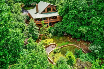 Image de Chalet de montagne isolé avec bain à remous privé et plusieurs ponts