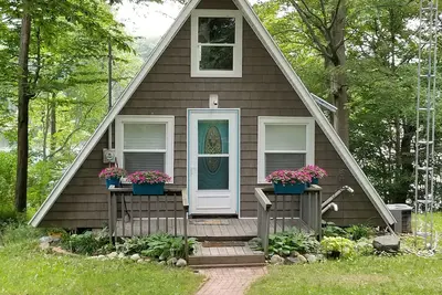 Image de Bienvenue au chalet Wren House sur une chaîne tranquille et isolée du lac Wilkinson.