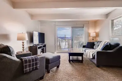 Beautiful 1 Brdm Condo-Views and Location!