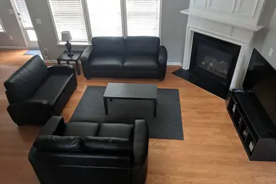 Image de Nettoyer avec le nouveau tapis et la peinture - près de Airprt / Dtown