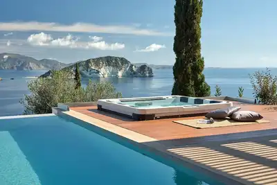 Villa Wing (230 m², vue mer, piscine à débordement)