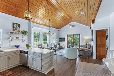 Image de Beaux couchers de soleil sur la baie - L'Azalée à Jubilee Suites