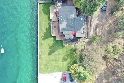 Image de Nouveau Lakeside Cozy Waterfront Condo sur le lac Chelan!