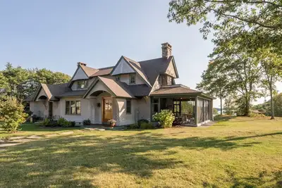 Image de Highfields à Edgecomb est une location de luxe dans le Maine composée de trois b��timents et pouvant accueillir 17 personnes.