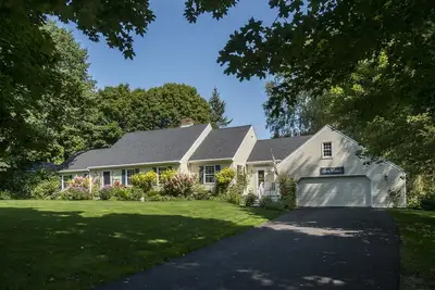 Image de Cette maison de trois chambres peut accueillir 8 personnes, se trouve à quelques pas de la plage de Mother`s et est climatisée.