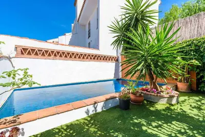 Image de Spacieux, élégant Hse. Piscine privée, jardin, terrasse sur le toit avec une vue imprenable