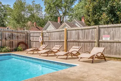 Image de Style de ferme / À distance de marche du centre-ville de Monroe / Piscine incluse