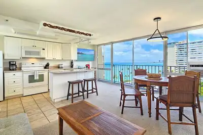 Image de Vues idylliques sur l'océan du 12e étage Suite 1 chambre avec cuisine complète