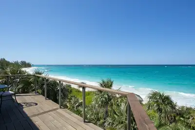 Image de Nouveau et luxueux Beachfront House W / piscine privée sur la prestigieuse route Banks