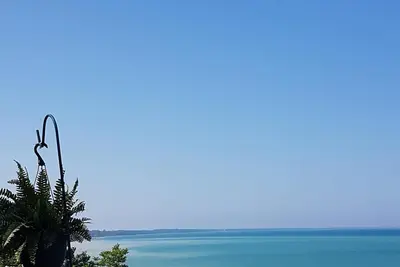 Image de Superbe maison de plage avec bain à remous sur le lac!