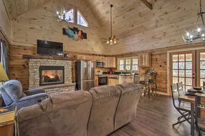 Image de Nouveau! Cabane Gatlinburg avec bain à remous, terrasse et cheminée