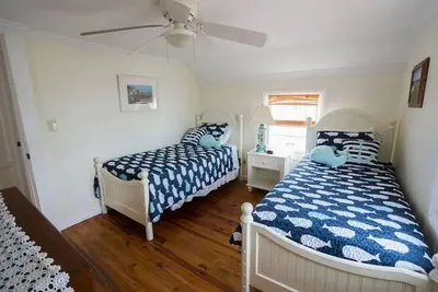Image de Rénové 4 Br Waterfront Beach House avec tous les conforts de la maison. . . et plus!
