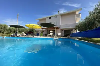 Image de Superbe villa spacieuse pour 12, 6 chambres, entre mer et montagne