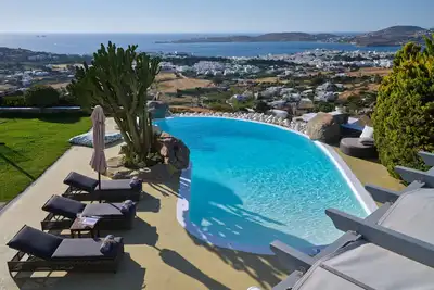 Image de Villa Carmen avec 5 chambres et piscine privée près de Parikia