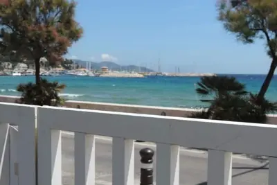 Image de Studio cab. climatisé, grande terrasse, parking privé, 10 mètres plage.