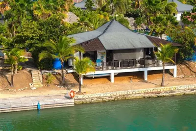 Image de Casa Ton, un charmant bungalow sur l'eau avec terrasse