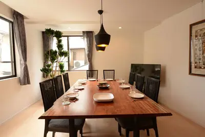 Image de [Kyoto / Higashiyama] Une des cinq maisons privées traditionnelles modernes en bois entièrement rénovées entourant un petit jardin (Uan / Sora)