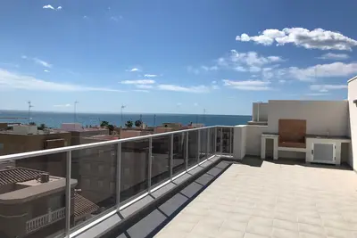 Image de Penthouse vue mer avec piscine et distance de marche de la plage