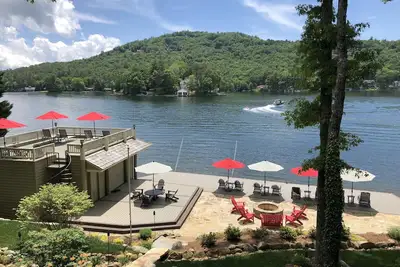 Image de Luxurious Mountain LakeFront Home avec des jouets
