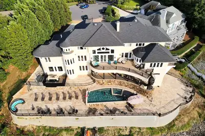 Image de Luxe Lakefront Estate