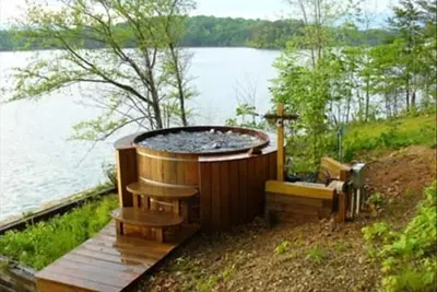 Image de Lakeside Chateau Lake Chatuge Rental Dock Covered Cedar Hot Tub