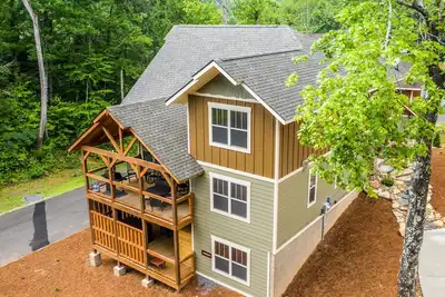 Image de Serene Oasis une toute nouvelle cabine 4br avec piscine intérieure.