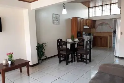 Image de Appartement privé Maison 2 chambres à coucher 5 minutes de l'aéroport Sjo meublé cuisine spacieuse