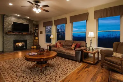 Image de 6 Br énorme, 4700 pieds carrés maison de vacances avec vue sur la montagne majestueuse!