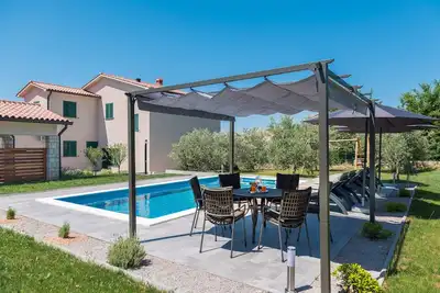 Image de Maison de vacances Olive Grove avec piscine et jardin, 3 lits, 1 salle de bain, 6 couchages